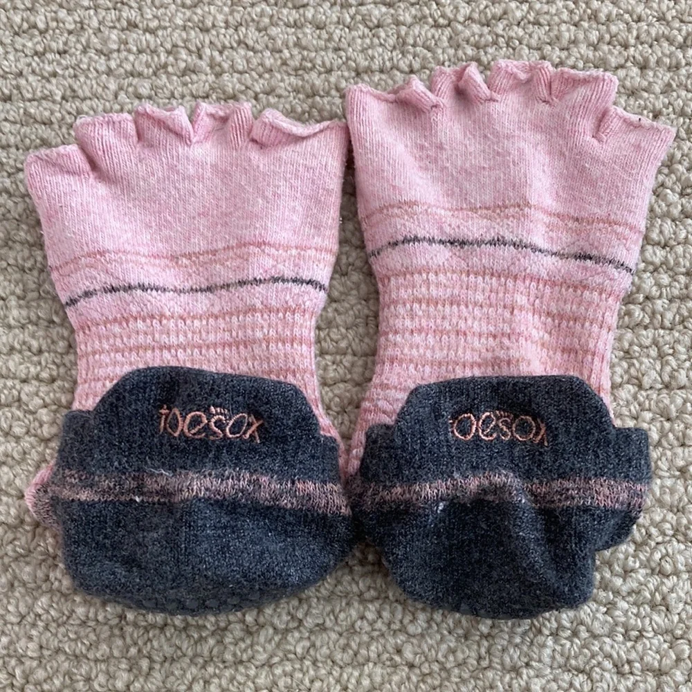 Toesox Half Toe Low Rise Grip Socks Size Medium Light Pink Barre Pilates EUC